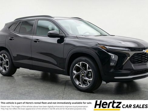 Used 2025 Chevrolet Trax LT FWD image 1