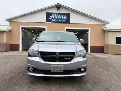 Used 2019 Dodge Grand Caravan SE FWD image 2
