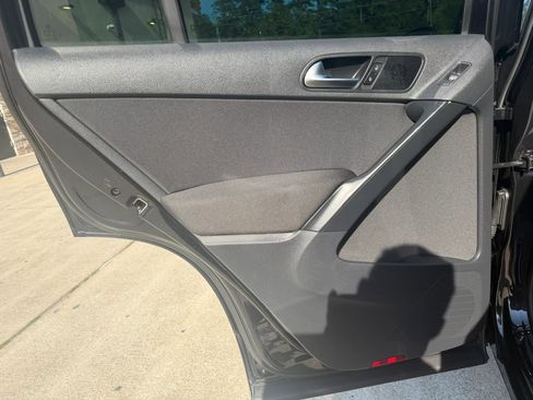 Used 2017 Volkswagen Tiguan Limited w/ Premium Package image 28