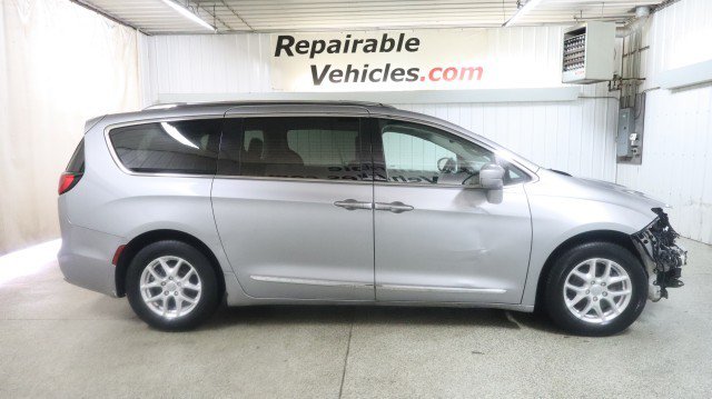 Used 2020 Chrysler Pacifica Touring-L FWD image 4