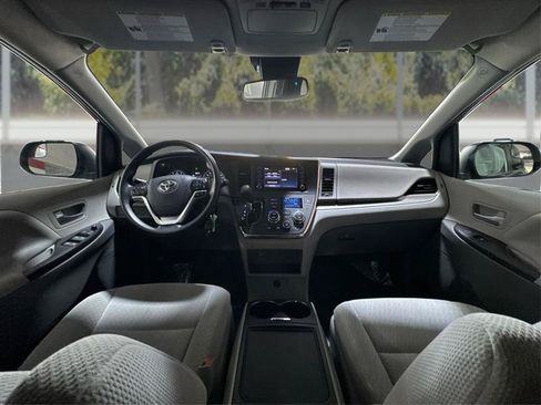 Used 2018 Toyota Sienna LE FWD image 24