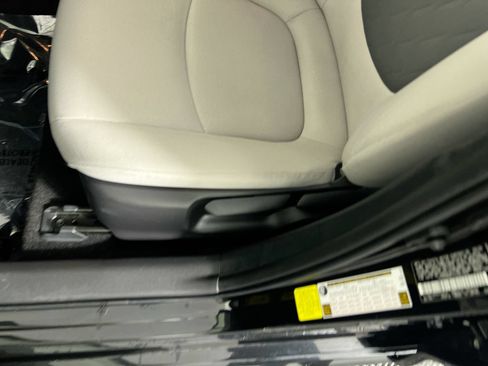 Used 2022 Toyota Corolla LE w/ LE Convenience Package FWD image 9