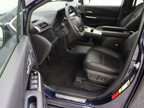 Used 2025 Toyota Sienna Platinum AWD/4WD image 14