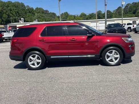 Used 2018 Ford Explorer XLT w/ Equipment Group 202A FWD image 2