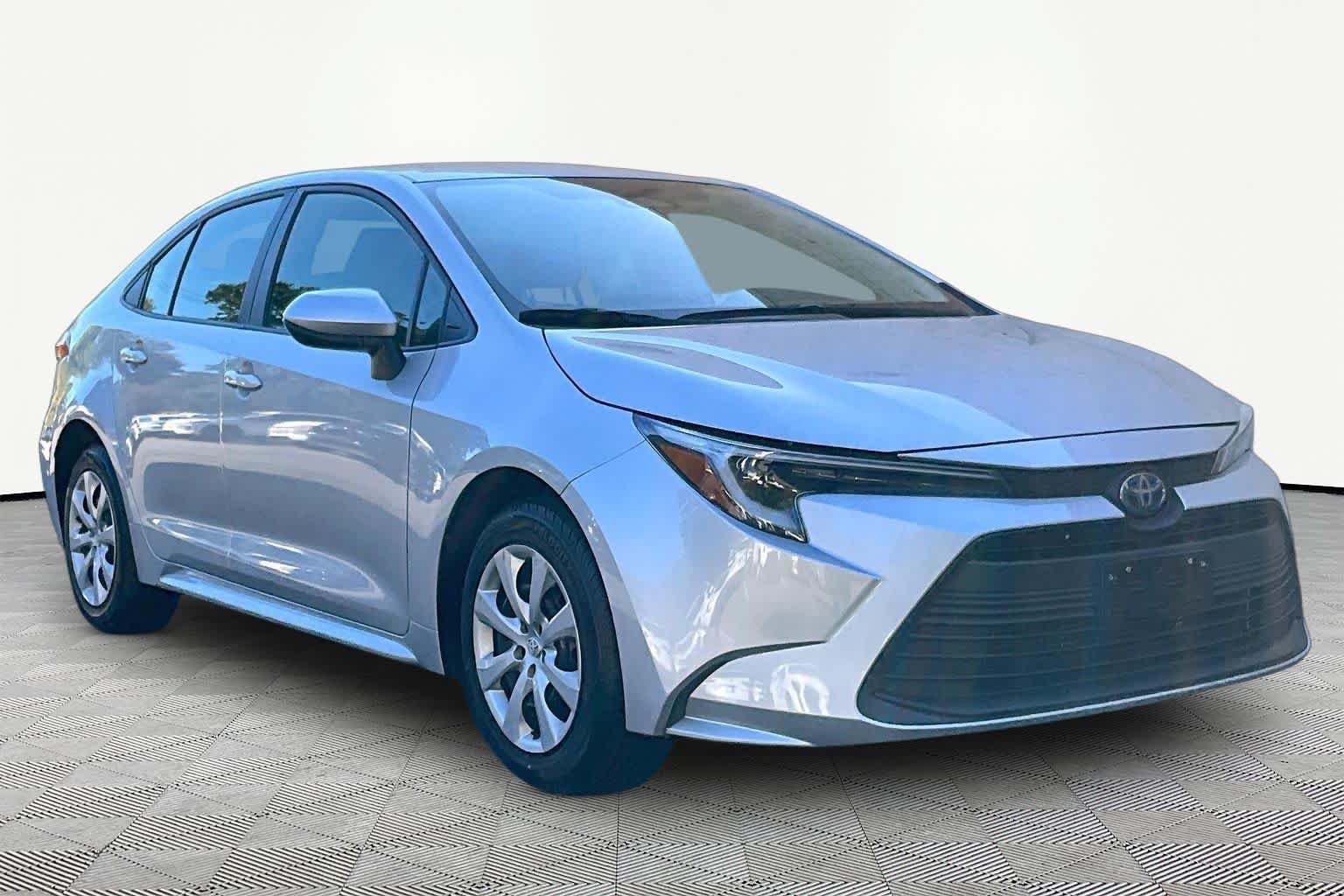 Used 2025 Toyota Corolla LE FWD image 3