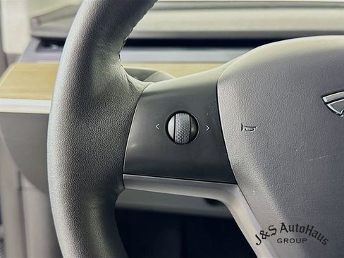 Used 2022 Tesla Model Y Long Range image 13