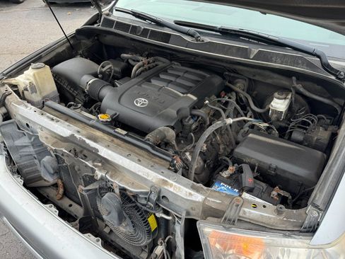 Used 2014 Toyota Sequoia SR5 AWD/4WD image 25