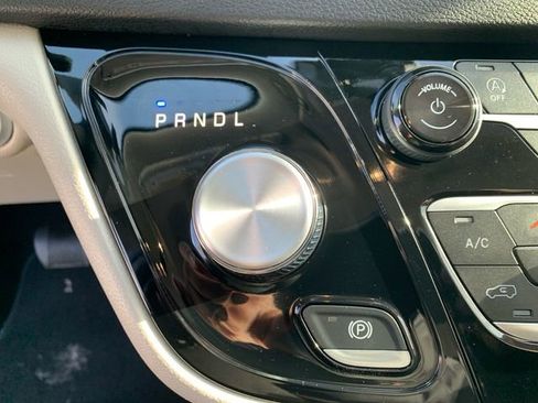 Used 2024 Chrysler Pacifica Touring-L image 34