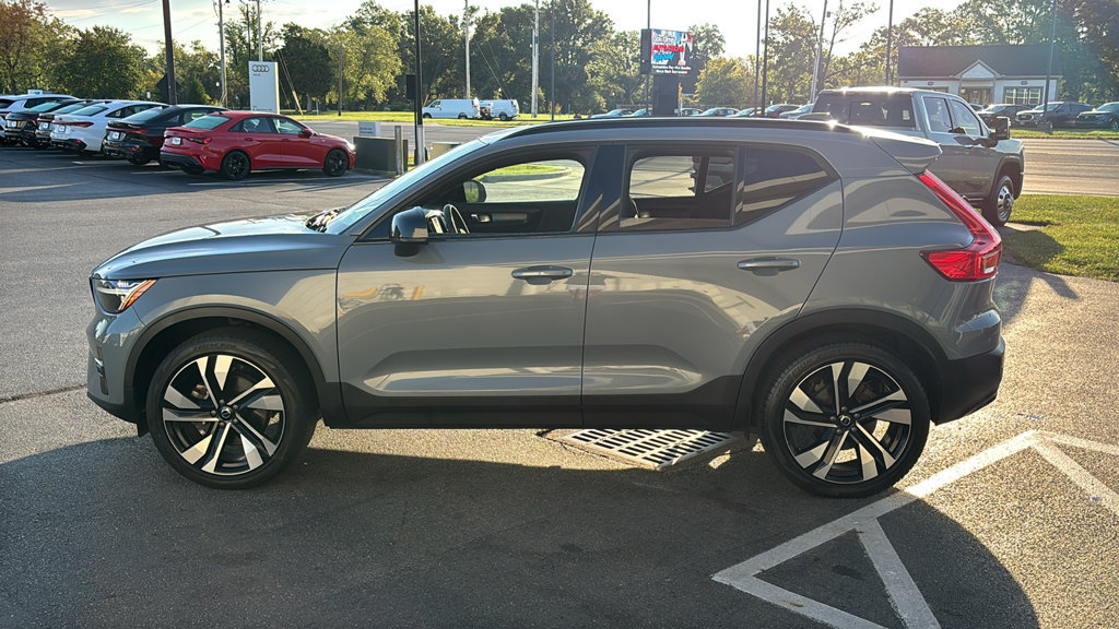 Certified 2023 Volvo XC40 B5 Plus w/ Climate Package AWD/4WD image 2