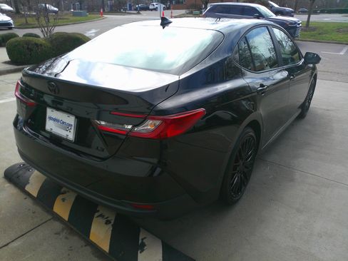 Used 2025 Toyota Camry LE image 11