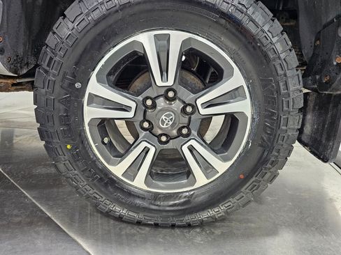 Used 2017 Toyota Tacoma TRD Sport w/ Tow Package (A/T) AWD/4WD image 9