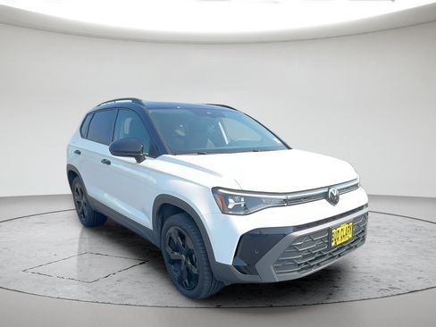 Used 2025 Volkswagen Taos SE AWD/4WD image 3
