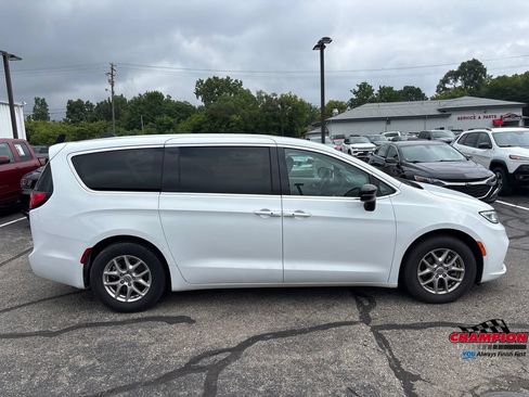 Used 2024 Chrysler Pacifica Touring-L FWD image 2