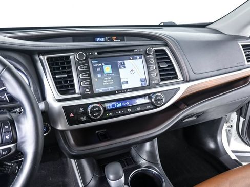 Used 2018 Toyota Highlander Limited Platinum FWD image 15