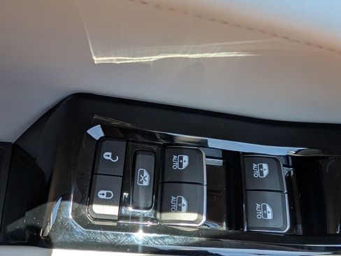 Used 2022 Jeep Grand Cherokee Overland AWD/4WD image 39