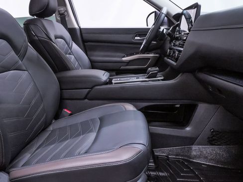 Used 2024 Nissan Pathfinder Platinum w/ Cargo Package image 15