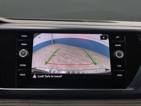 Used 2024 Volkswagen Taos SE w/ Panoramic Sunroof Package image 10