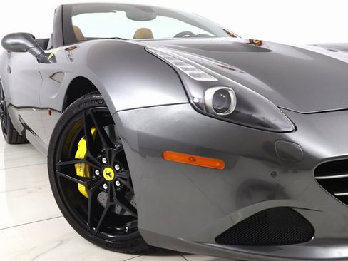 Used 2018 Ferrari California T image 24