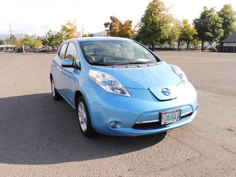 Used 2013 Nissan Leaf SV w/ LED & Quick Charge Pkg FWD image 3