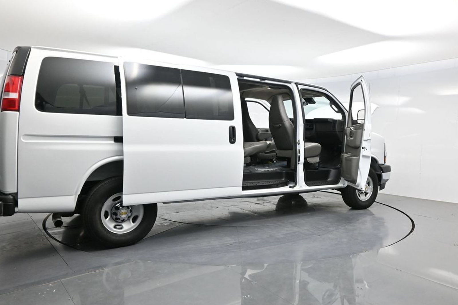 Used 2025 Chevrolet Express 3500 LT w/ LT Preferred Equipment Group RWD image 4