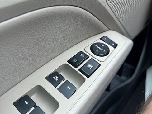 Used 2020 Hyundai Elantra Limited FWD image 15