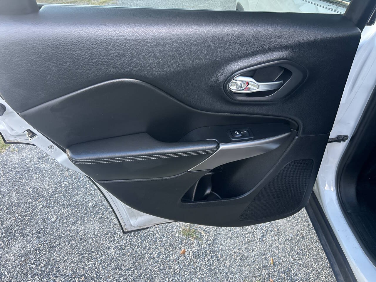 Used 2019 Jeep Cherokee Limited FWD image 19