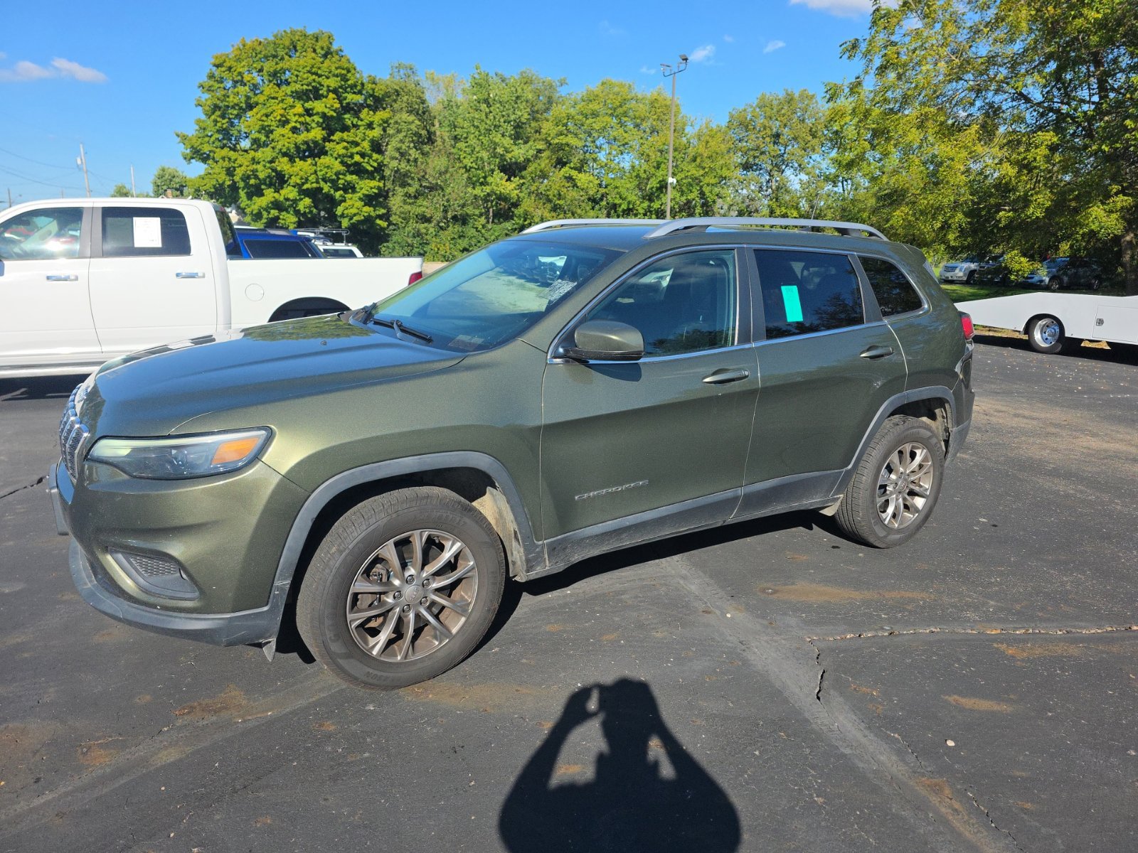 Used 2019 Jeep Cherokee Latitude Plus w/ Cold Weather Group AWD/4WD image 1