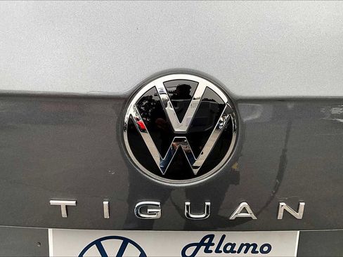 Used 2024 Volkswagen Tiguan SE image 33
