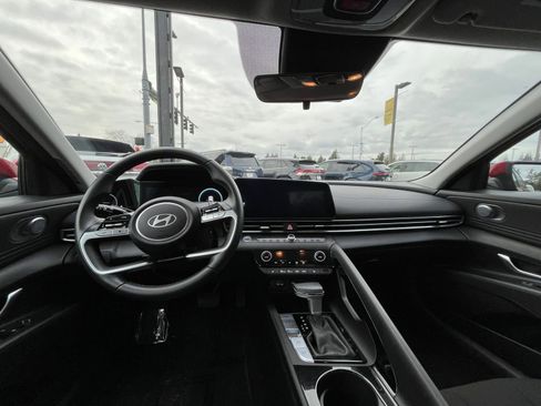 Used 2025 Hyundai Elantra SEL image 34