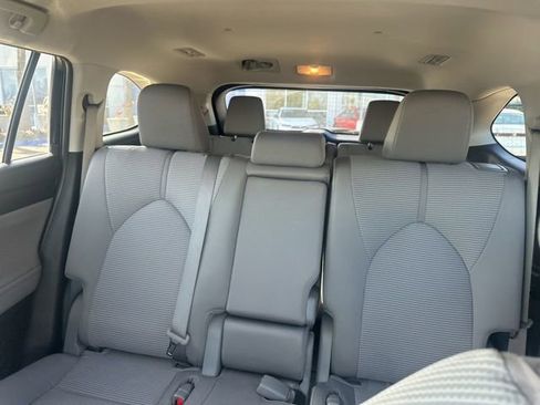 Used 2023 Toyota Highlander LE image 28