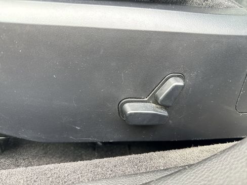 Used 2011 Chrysler 200 Limited image 12