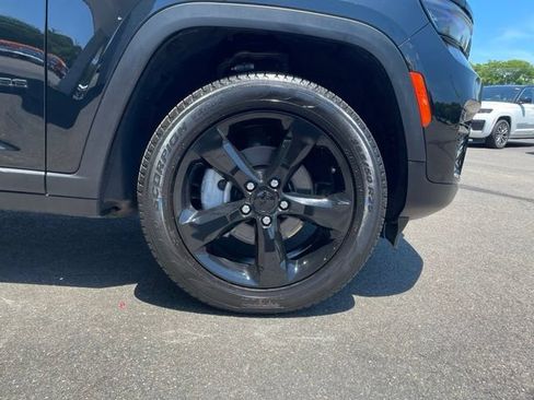 Used 2023 Jeep Grand Cherokee Limited w/ Black Appearance Package AWD/4WD image 38