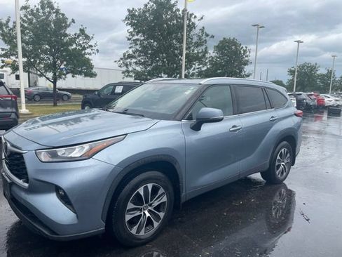Used 2020 Toyota Highlander XLE AWD/4WD image 5