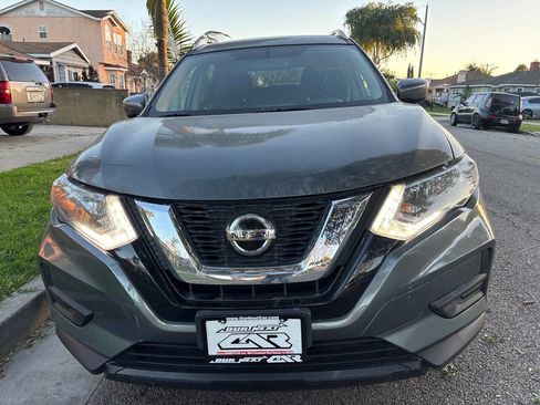 Used 2018 Nissan Rogue SV image 3