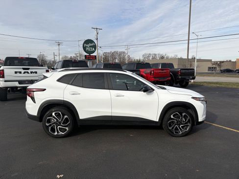 Used 2024 Chevrolet Trax RS w/ Sunroof Package image 9
