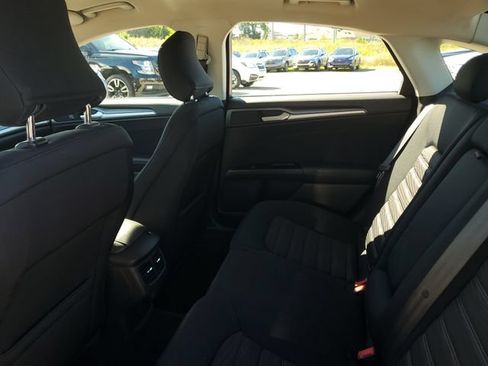 Used 2016 Ford Fusion SE FWD image 8