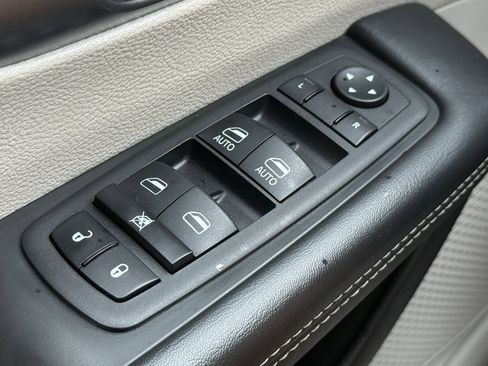 Used 2023 Chrysler Pacifica Touring-L FWD image 25