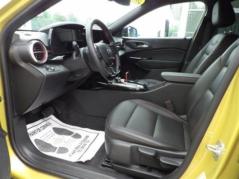 Used 2025 Chevrolet Trax RS w/ Driver Confidence Package FWD image 14