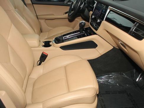 Certified 2023 Porsche Macan Base image 27