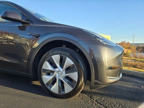 Used 2024 Tesla Model Y 2WD image 5