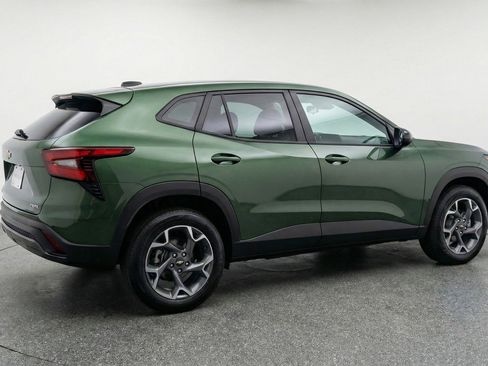 Used 2025 Chevrolet Trax LT FWD image 9