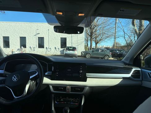 Used 2025 Volkswagen Taos SE image 33