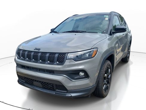 Used 2023 Jeep Compass Latitude AWD/4WD image 3
