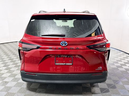 Used 2024 Toyota Sienna XLE FWD image 4