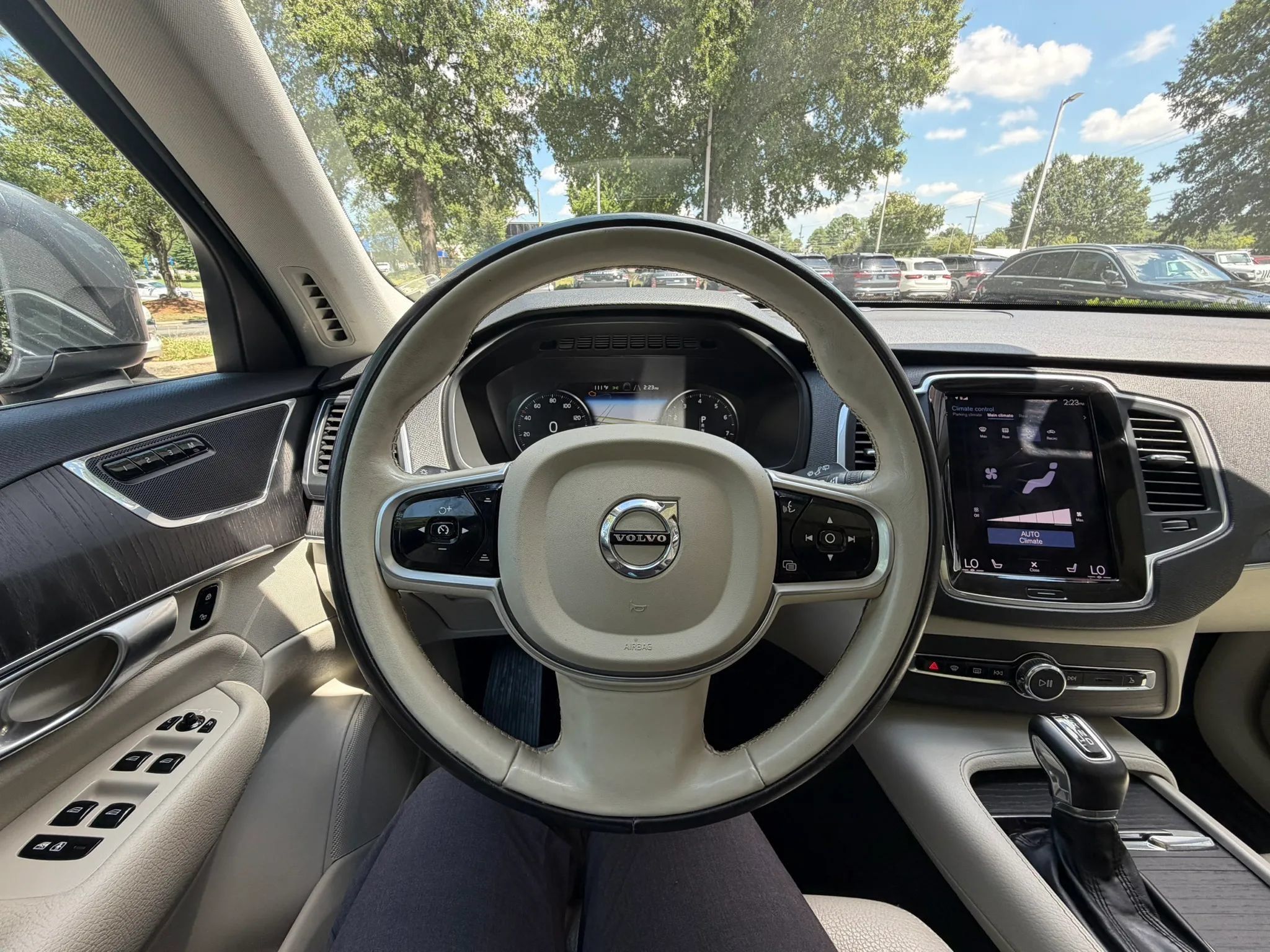 Used 2020 Volvo XC90 T6 Momentum w/ Protection Package Premier AWD/4WD image 27