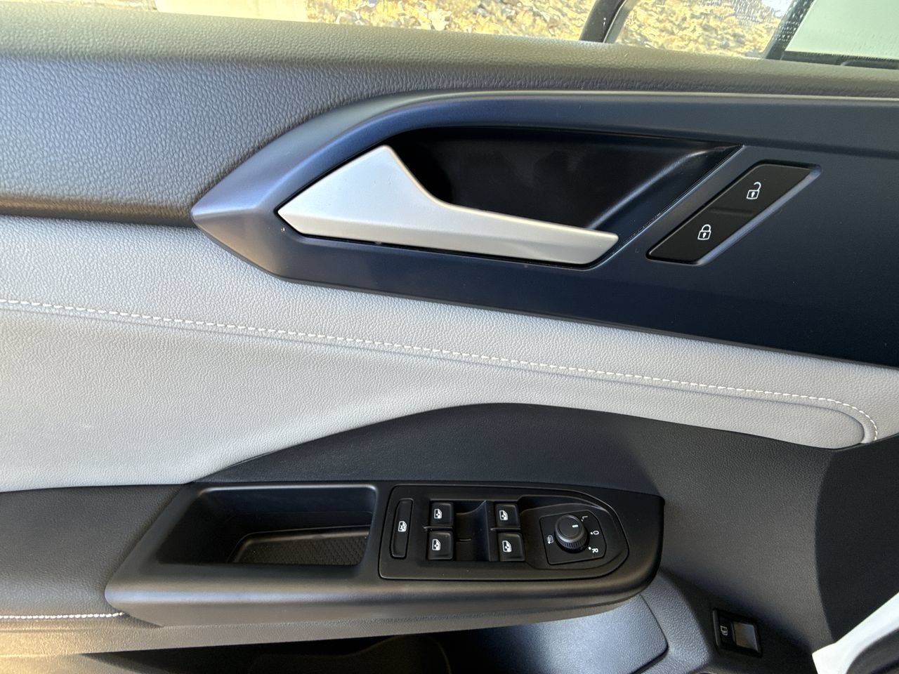 Used 2024 Volkswagen Taos SE w/ Panoramic Sunroof Package FWD image 23