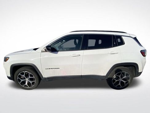 Used 2024 Jeep Compass Latitude image 3