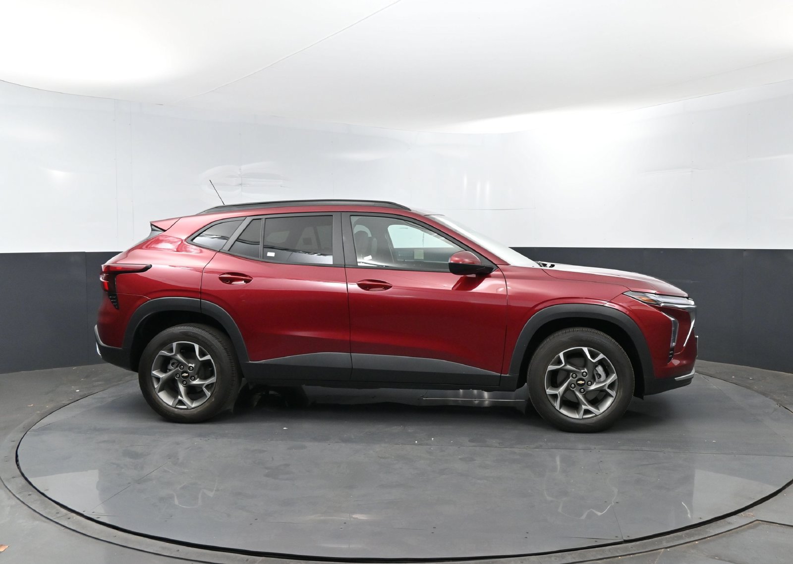 Used 2025 Chevrolet Trax LT FWD image 4