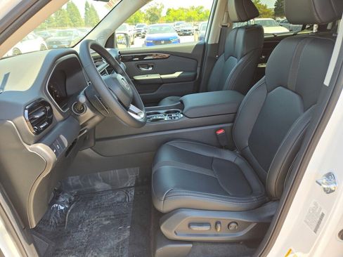 New 2025 Honda Pilot Touring image 9