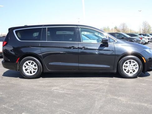 Used 2022 Chrysler Voyager LX FWD image 4